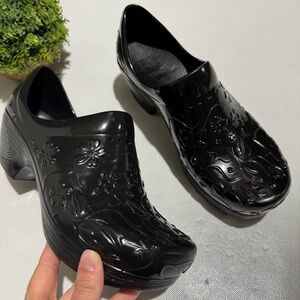 Dansko Black Pixie Embossed Molded Floral Slip On Clogs Shoes Size 39 US 9
